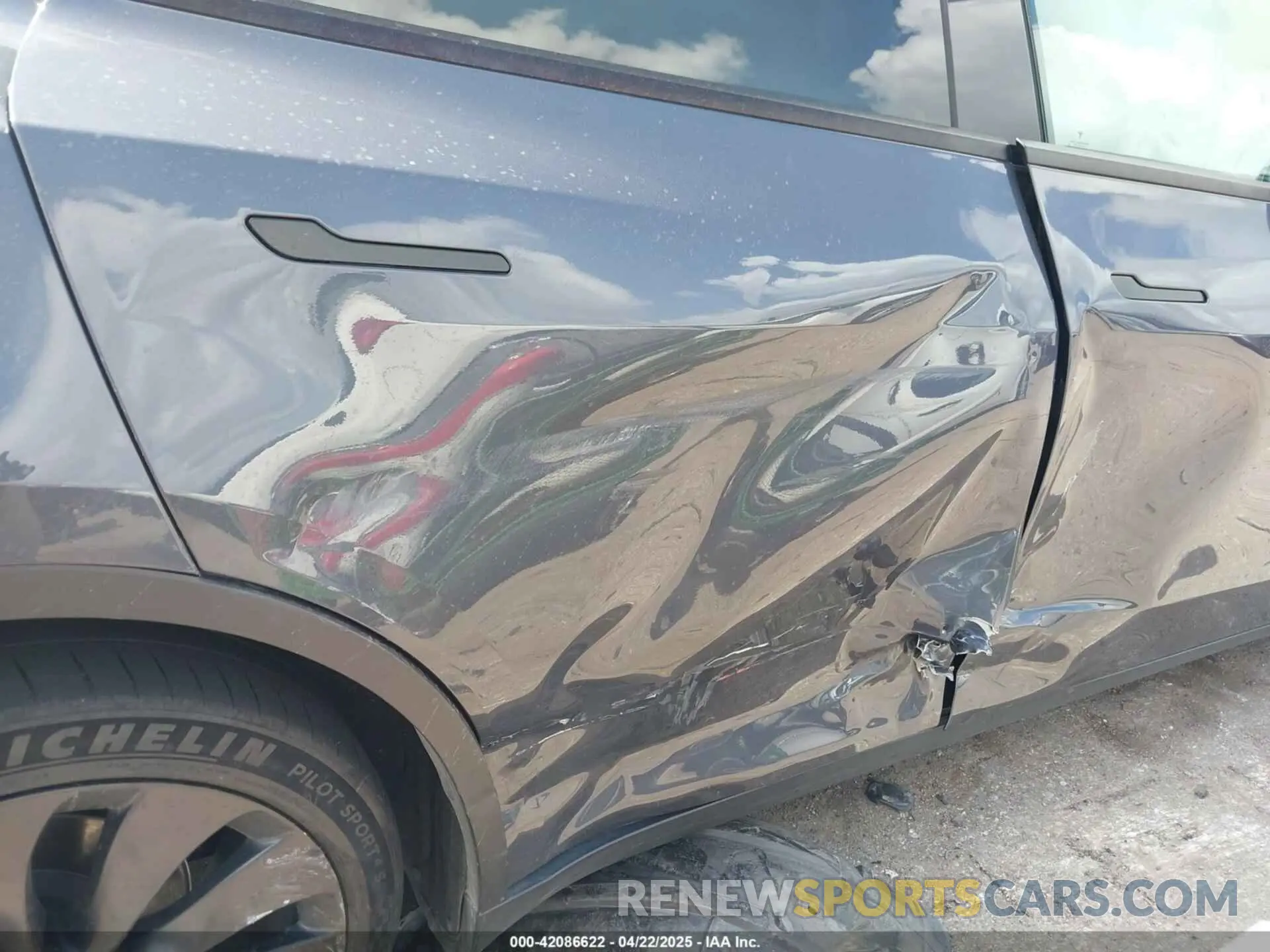 6 Photograph of a damaged car 7SAYGDEF2NF454099 TESLA MODEL Y 2022