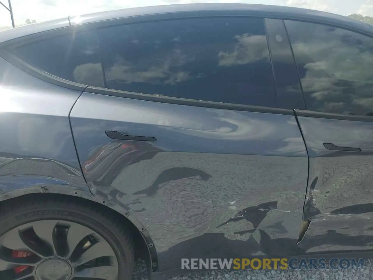 10 Photograph of a damaged car 7SAYGDEF2NF518223 TESLA MODEL Y 2022
