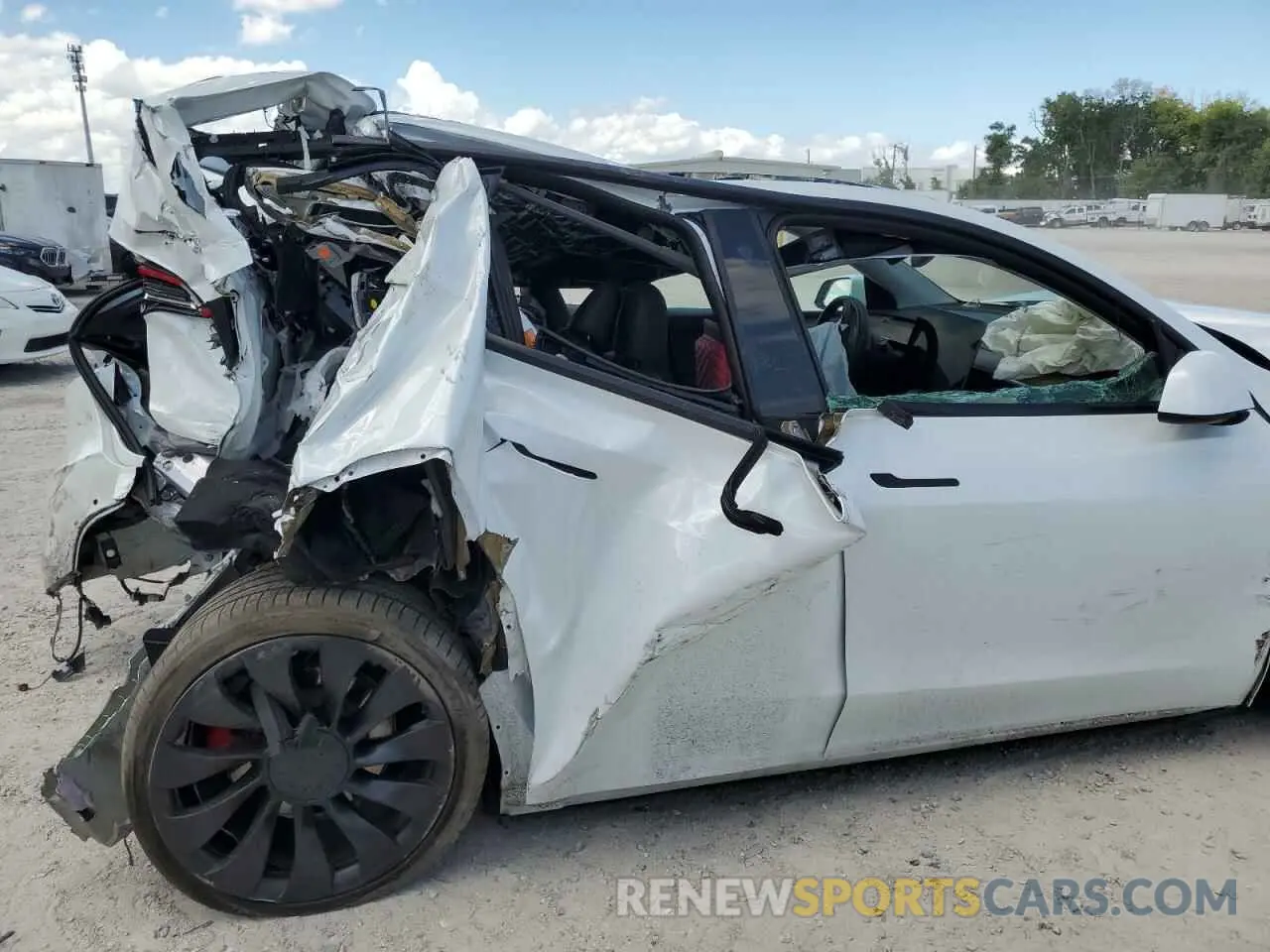 10 Photograph of a damaged car 7SAYGDEF2NF542439 TESLA MODEL Y 2022