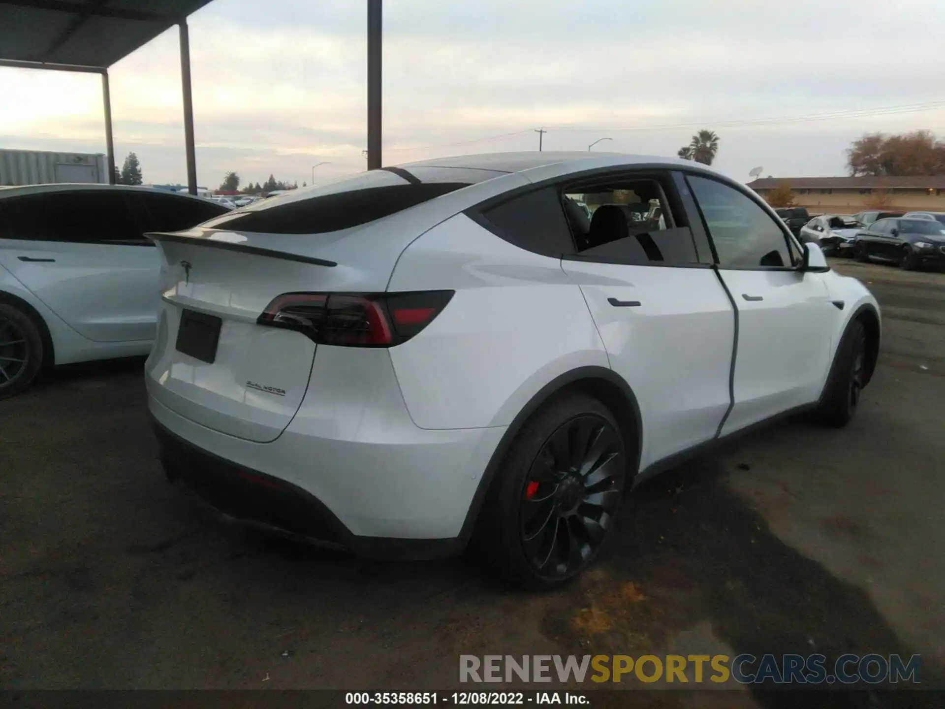 4 Photograph of a damaged car 7SAYGDEF2NF552176 TESLA MODEL Y 2022