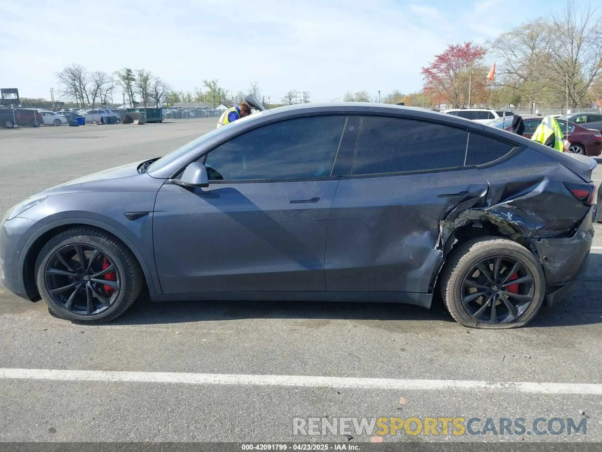 13 Photograph of a damaged car 7SAYGDEF3NF374519 TESLA MODEL Y 2022