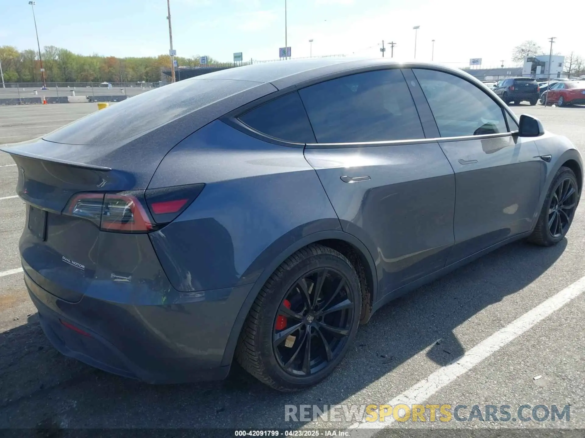4 Photograph of a damaged car 7SAYGDEF3NF374519 TESLA MODEL Y 2022