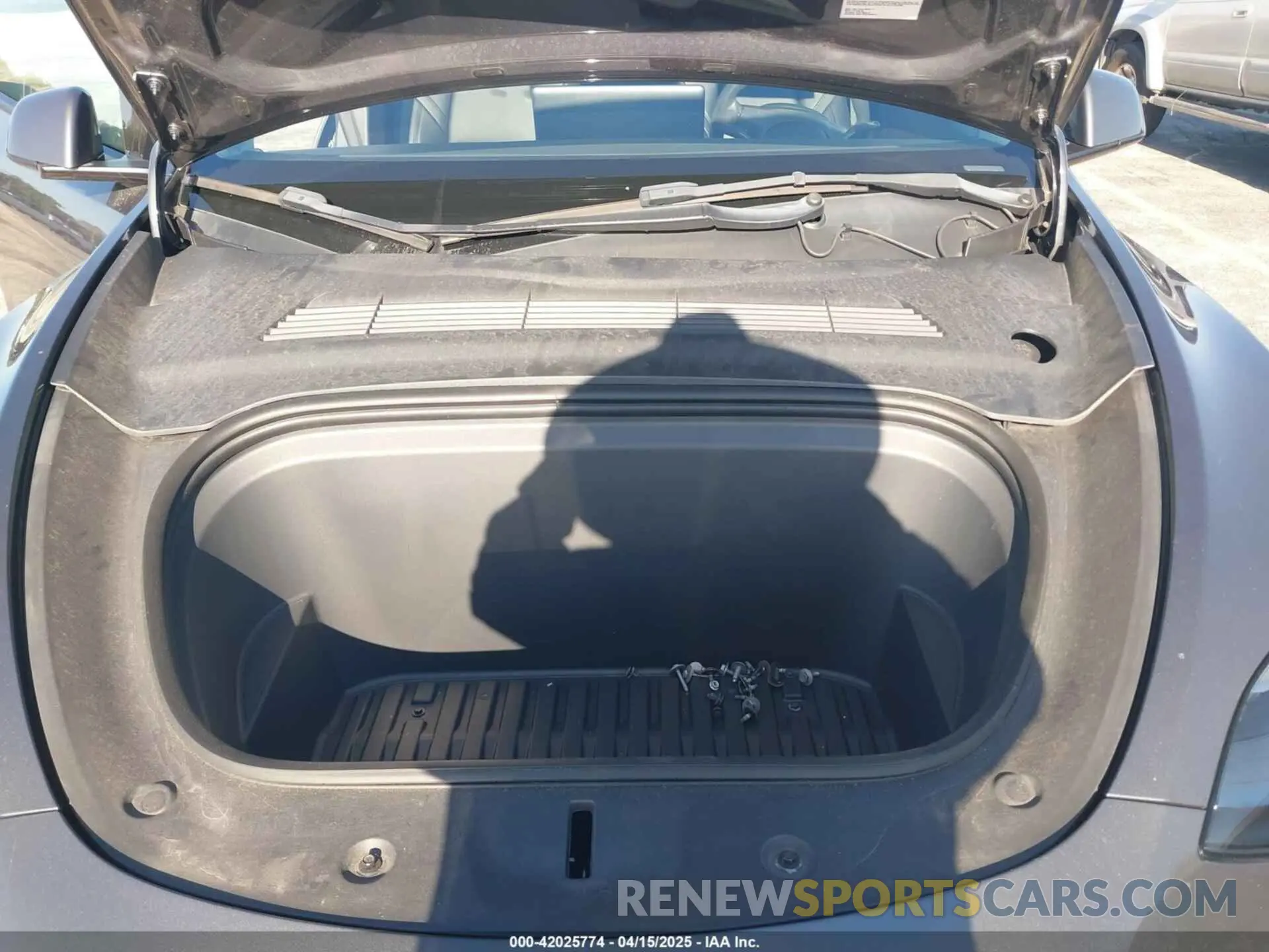 10 Photograph of a damaged car 7SAYGDEF3NF451938 TESLA MODEL Y 2022