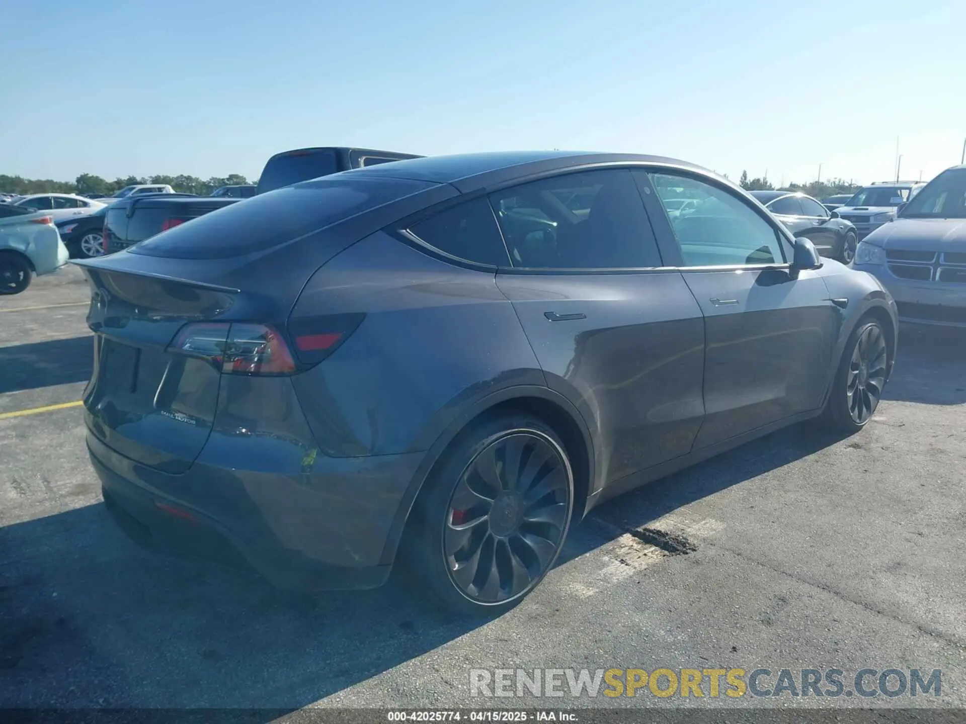 4 Photograph of a damaged car 7SAYGDEF3NF451938 TESLA MODEL Y 2022