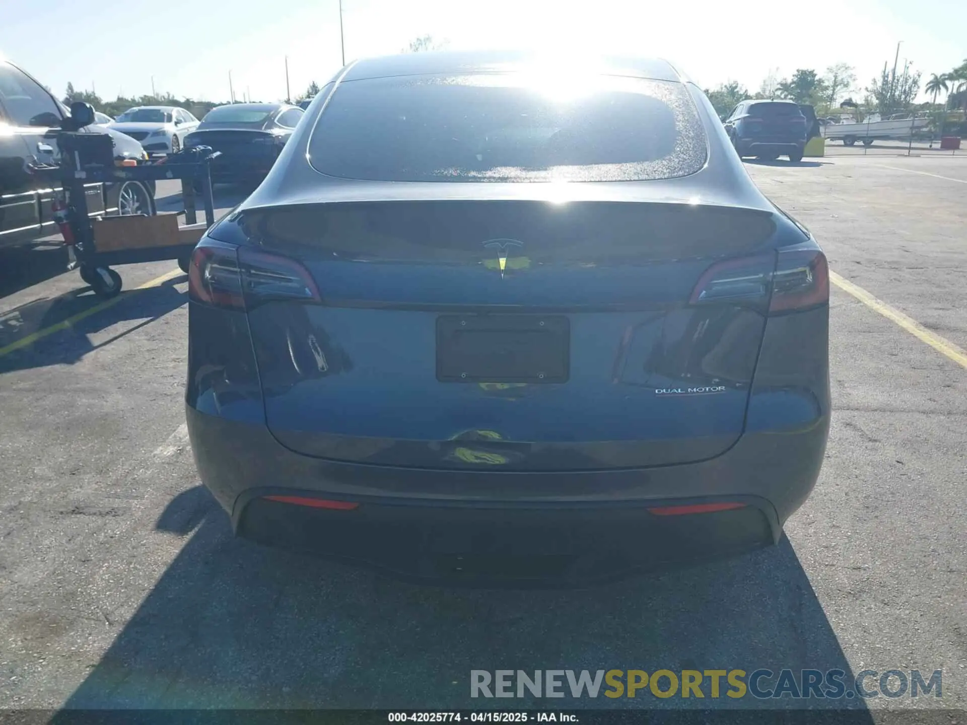 6 Photograph of a damaged car 7SAYGDEF3NF451938 TESLA MODEL Y 2022