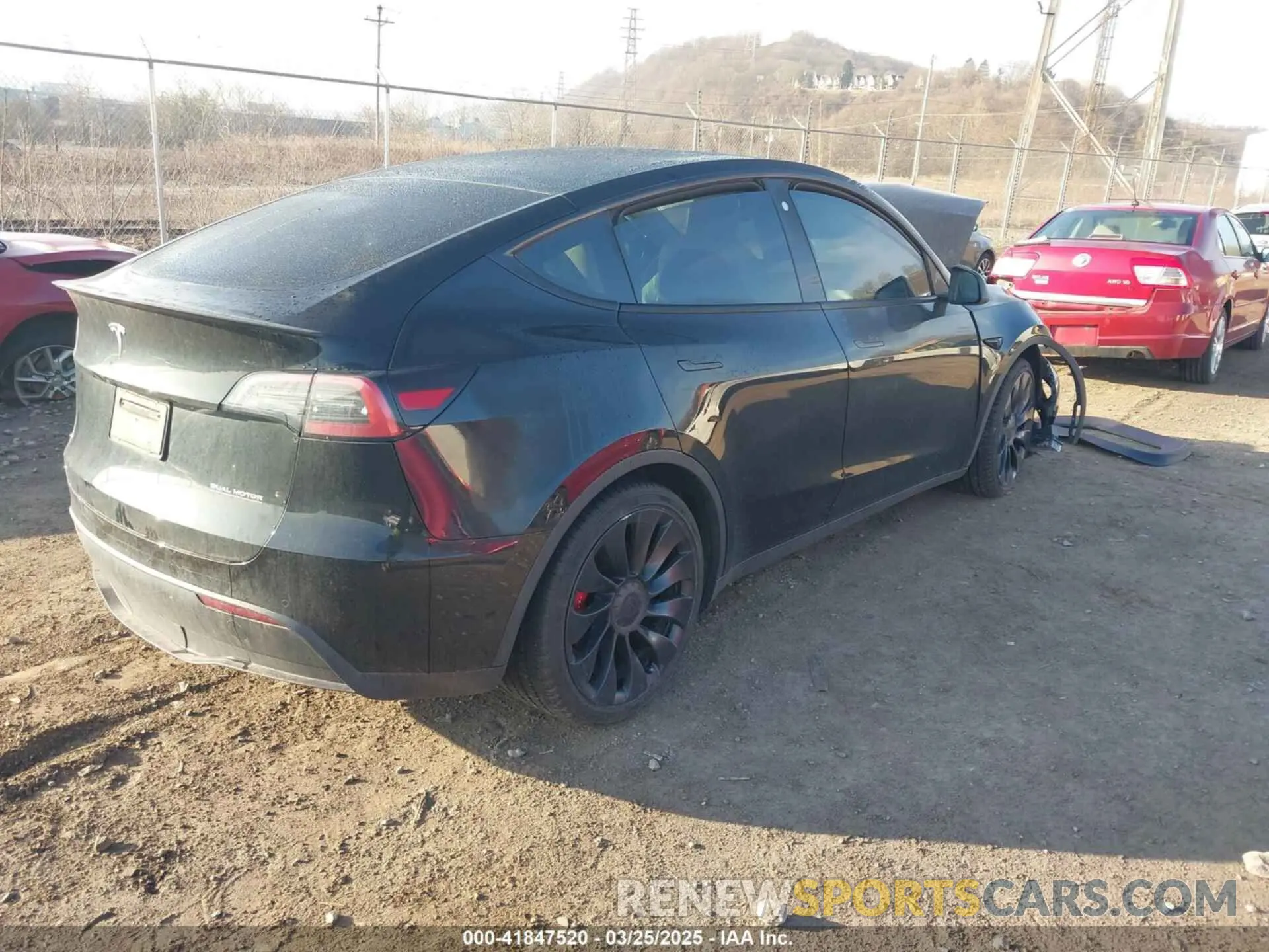 4 Photograph of a damaged car 7SAYGDEF3NF486365 TESLA MODEL Y 2022