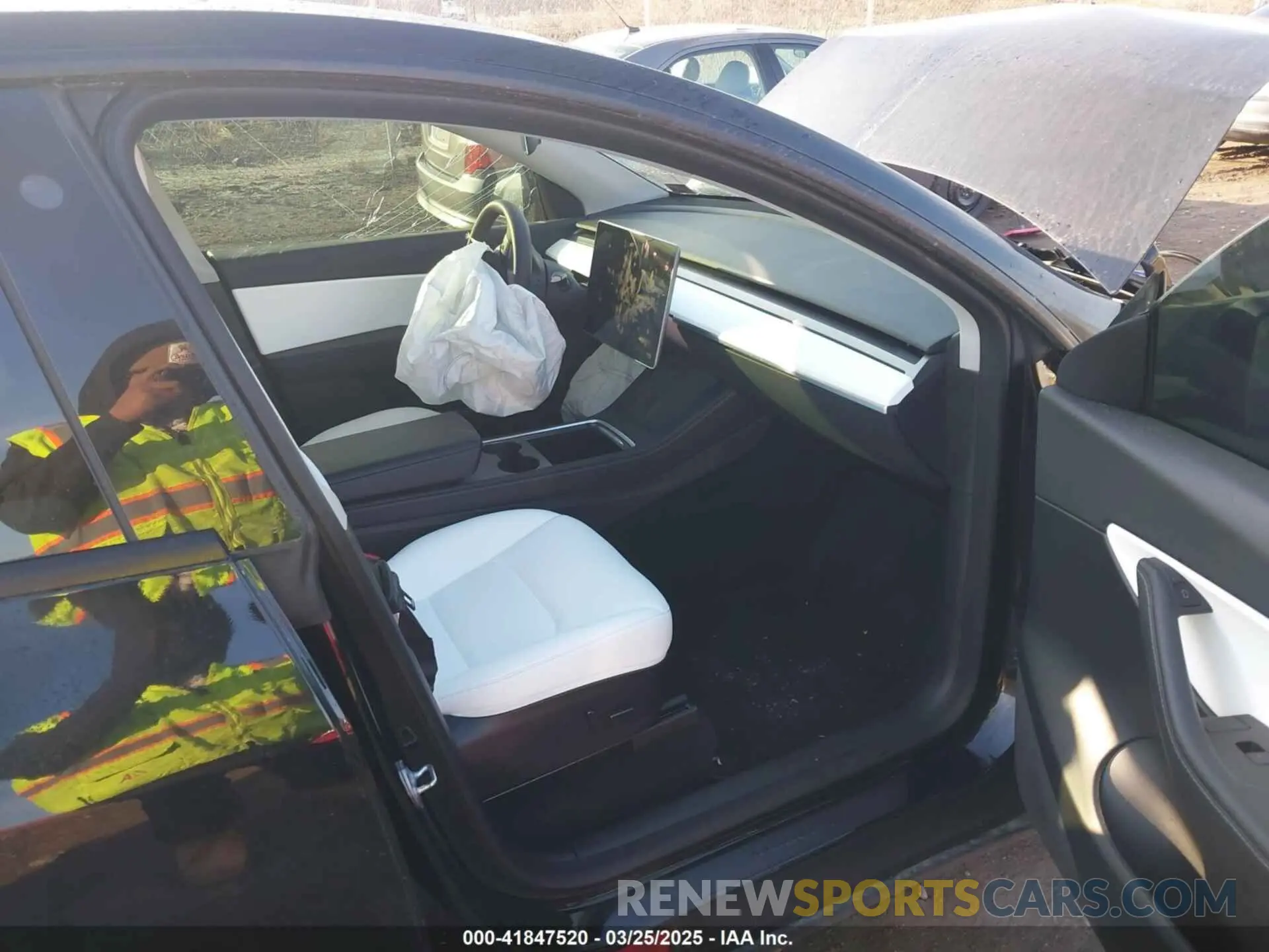 5 Photograph of a damaged car 7SAYGDEF3NF486365 TESLA MODEL Y 2022