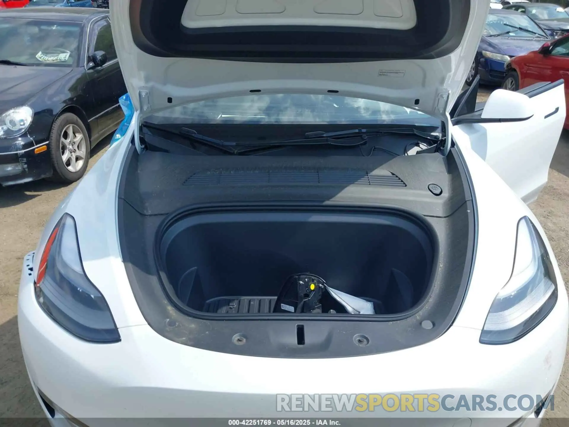 10 Photograph of a damaged car 7SAYGDEF4NF400304 TESLA MODEL Y 2022