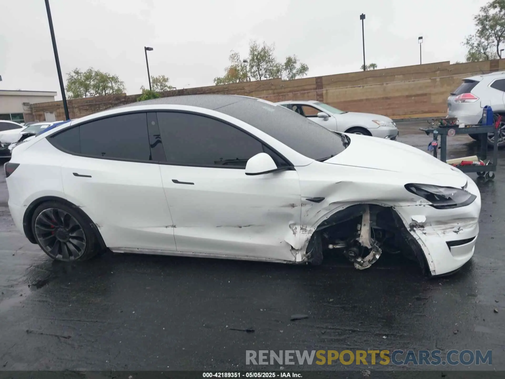 13 Photograph of a damaged car 7SAYGDEF4NF411416 TESLA MODEL Y 2022
