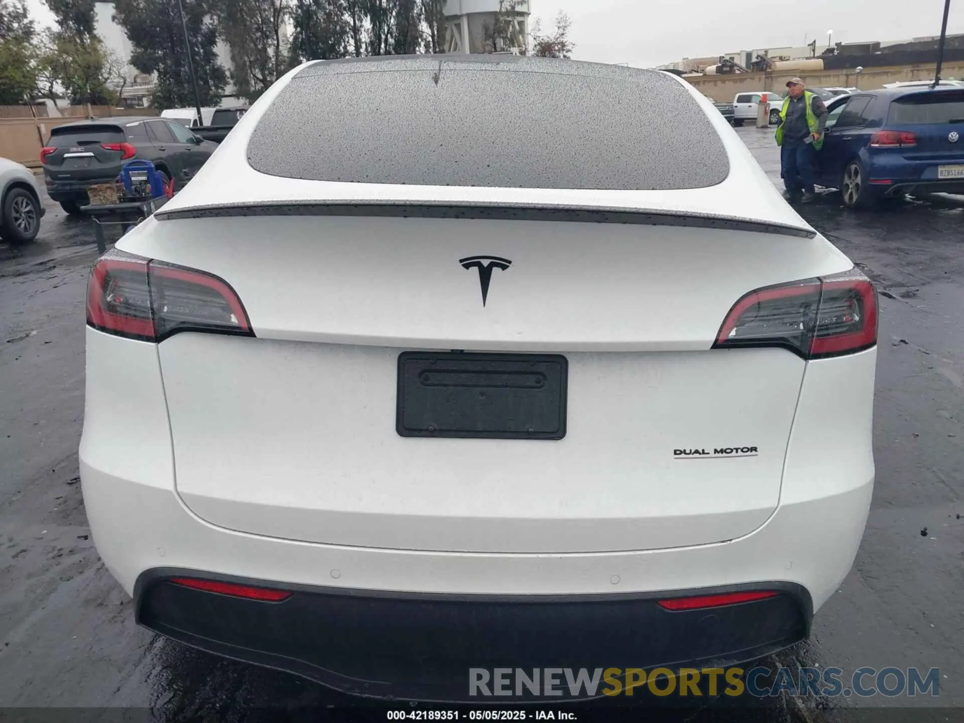 16 Photograph of a damaged car 7SAYGDEF4NF411416 TESLA MODEL Y 2022