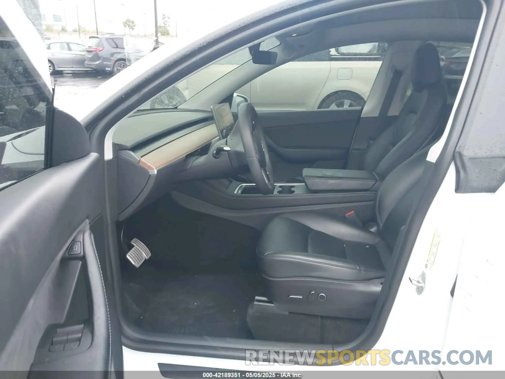 5 Photograph of a damaged car 7SAYGDEF4NF411416 TESLA MODEL Y 2022