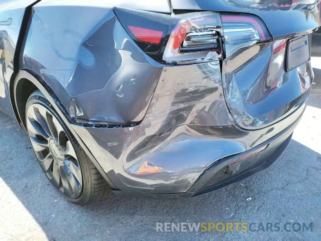 9 Photograph of a damaged car 7SAYGDEF4NF443427 TESLA MODEL Y 2022