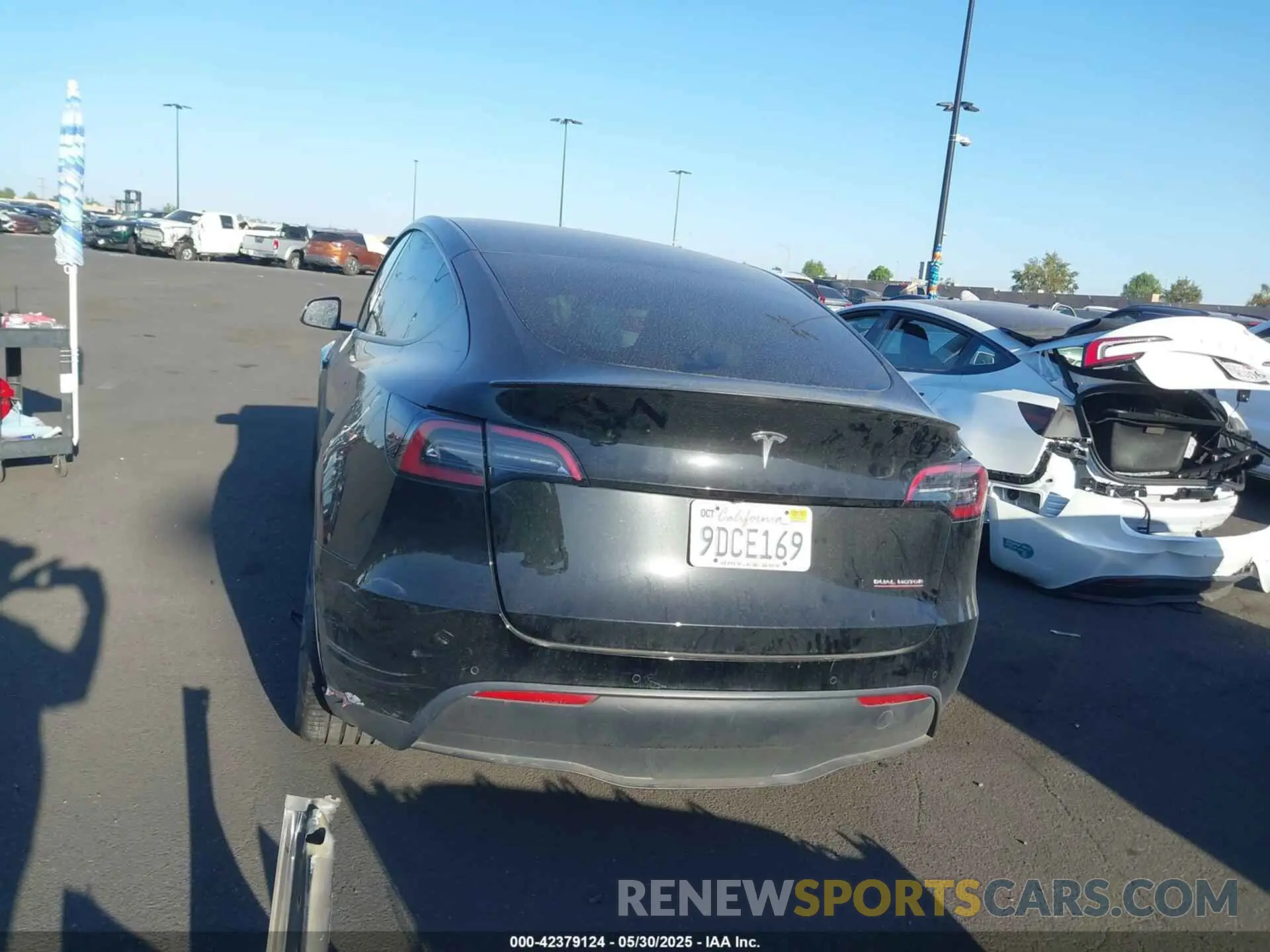 17 Photograph of a damaged car 7SAYGDEF4NF564975 TESLA MODEL Y 2022