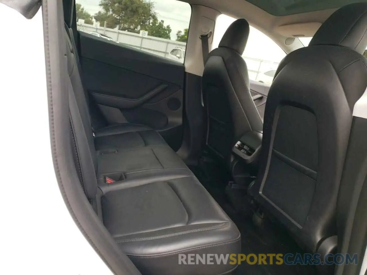 10 Photograph of a damaged car 7SAYGDEF5NF317884 TESLA MODEL Y 2022
