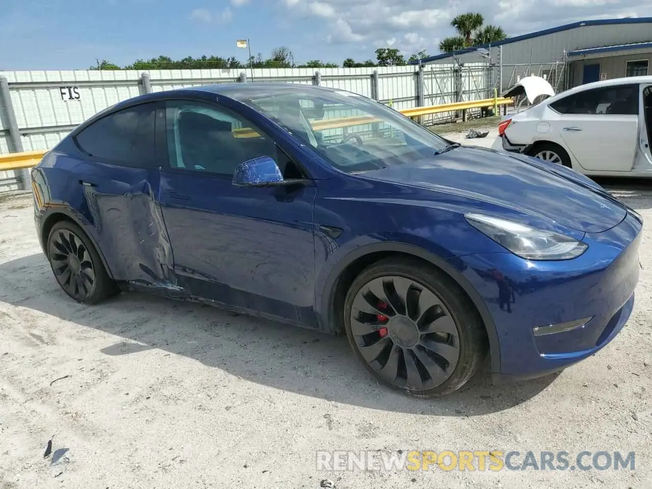 4 Photograph of a damaged car 7SAYGDEF5NF379110 TESLA MODEL Y 2022