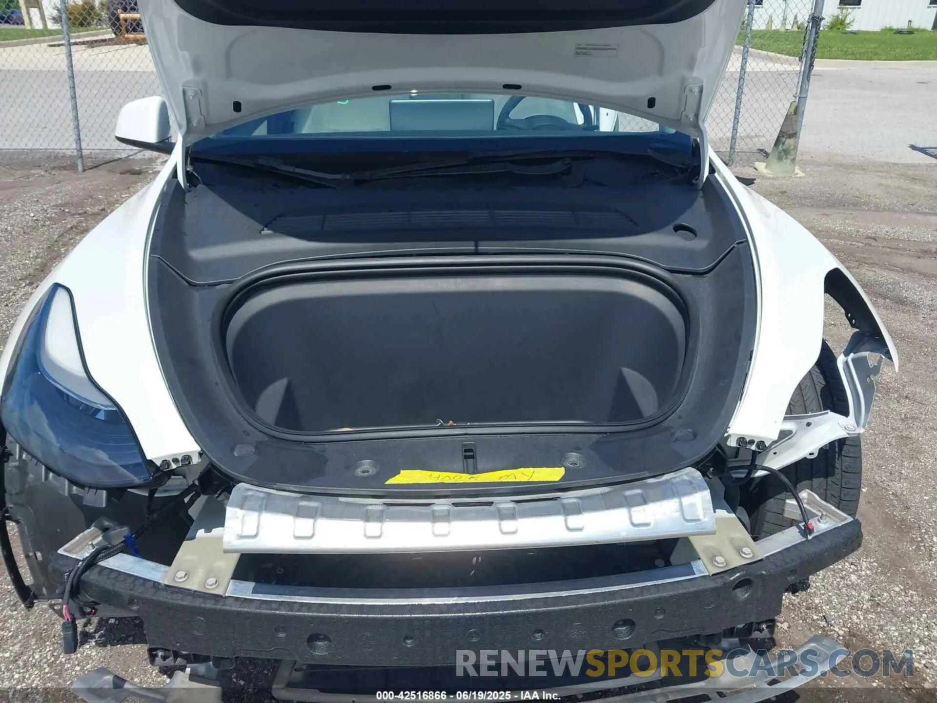 10 Photograph of a damaged car 7SAYGDEF5NF383111 TESLA MODEL Y 2022