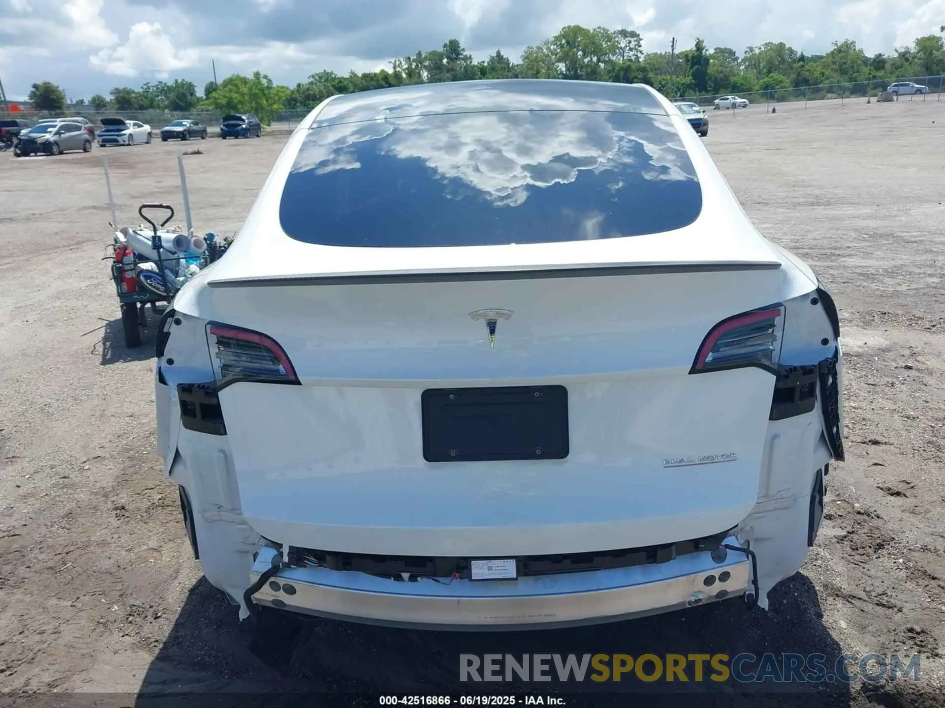 16 Photograph of a damaged car 7SAYGDEF5NF383111 TESLA MODEL Y 2022