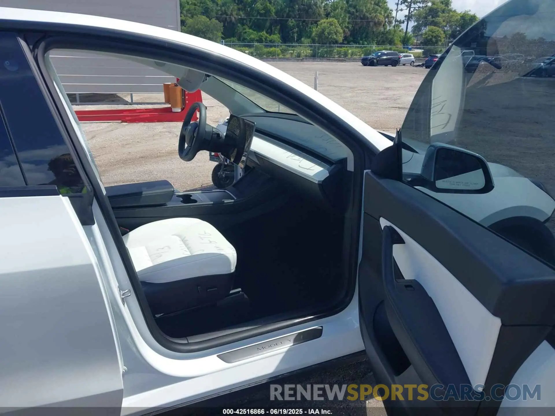 5 Photograph of a damaged car 7SAYGDEF5NF383111 TESLA MODEL Y 2022