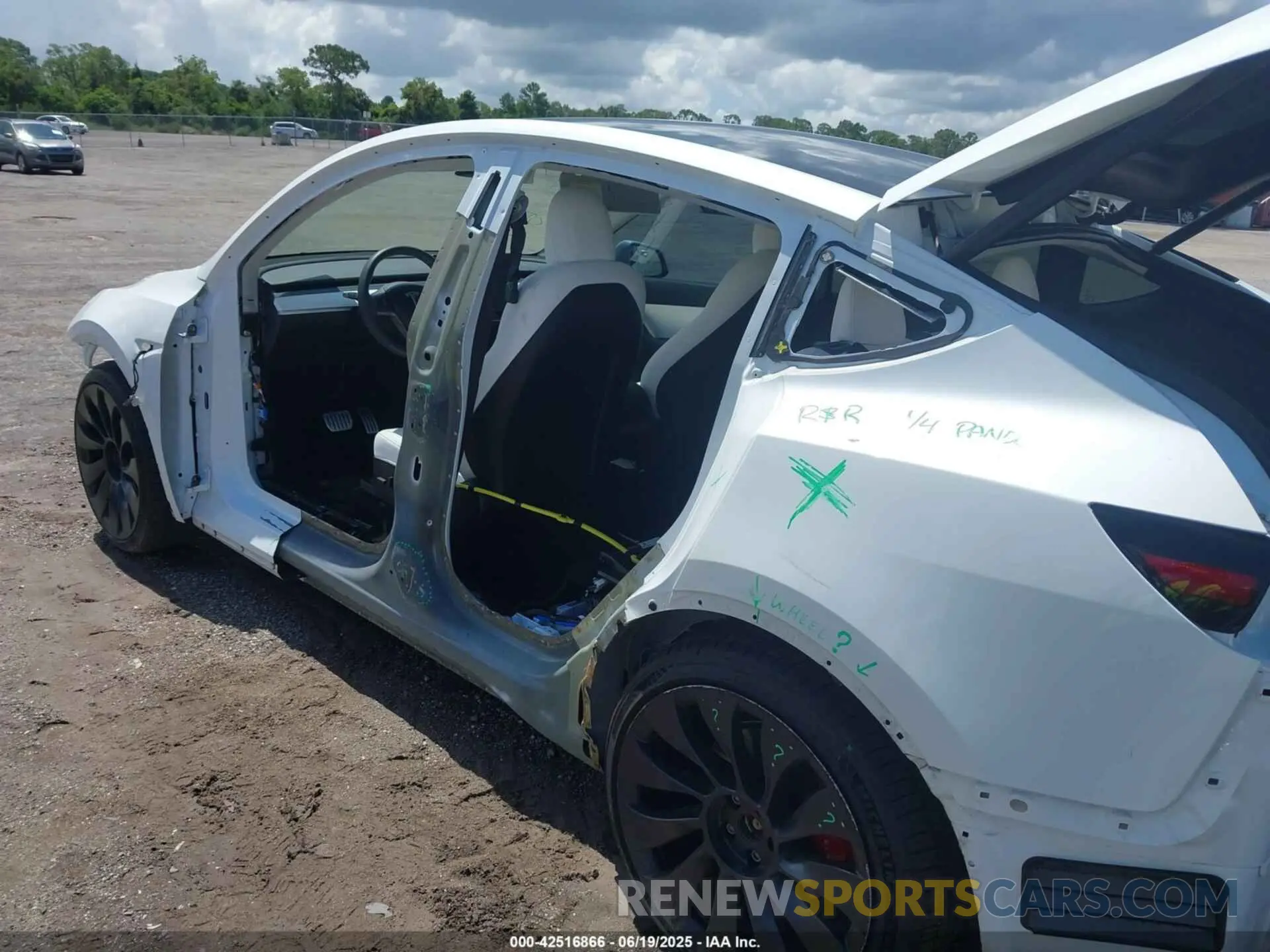 6 Photograph of a damaged car 7SAYGDEF5NF383111 TESLA MODEL Y 2022