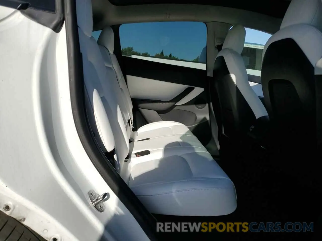 11 Photograph of a damaged car 7SAYGDEF5NF389815 TESLA MODEL Y 2022