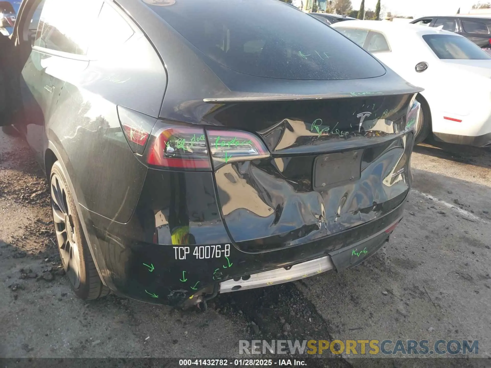 6 Photograph of a damaged car 7SAYGDEF5NF407763 TESLA MODEL Y 2022