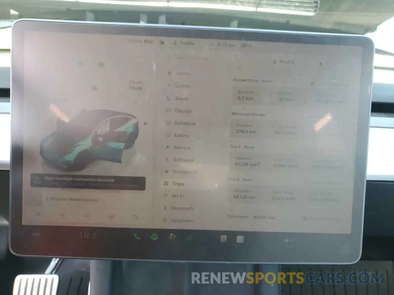 9 Photograph of a damaged car 7SAYGDEF5NF515610 TESLA MODEL Y 2022