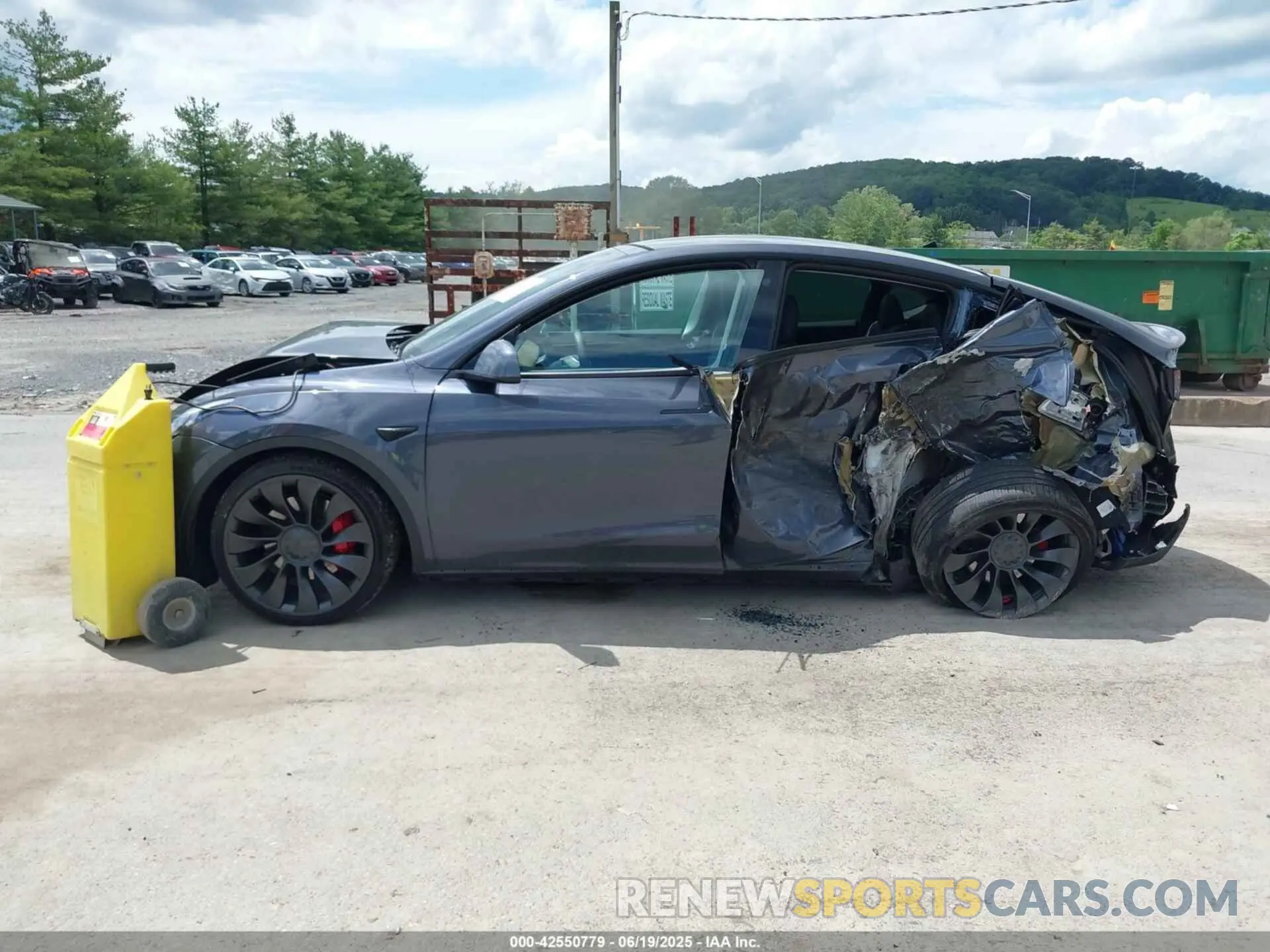 15 Photograph of a damaged car 7SAYGDEF5NF534867 TESLA MODEL Y 2022
