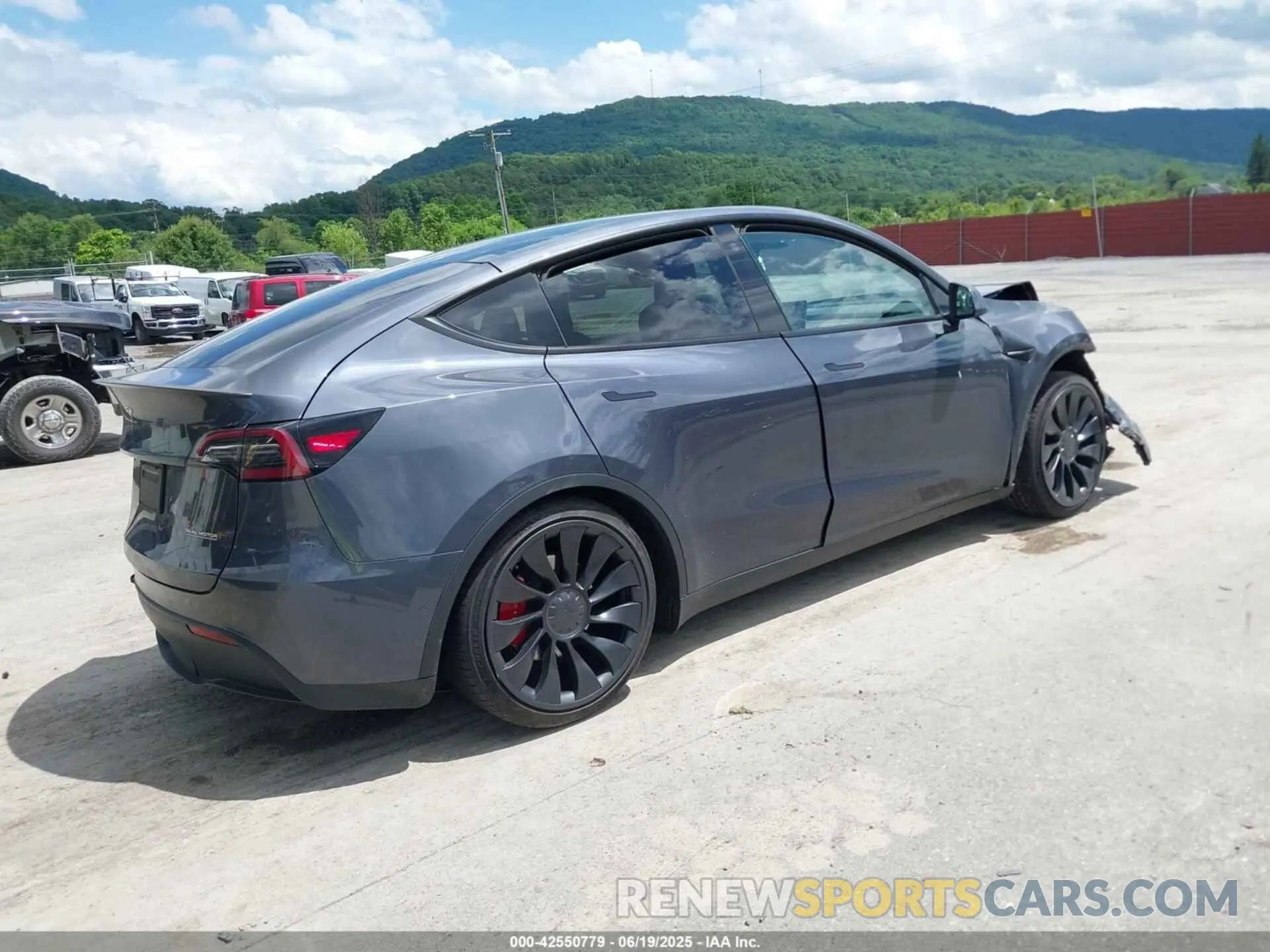 4 Photograph of a damaged car 7SAYGDEF5NF534867 TESLA MODEL Y 2022