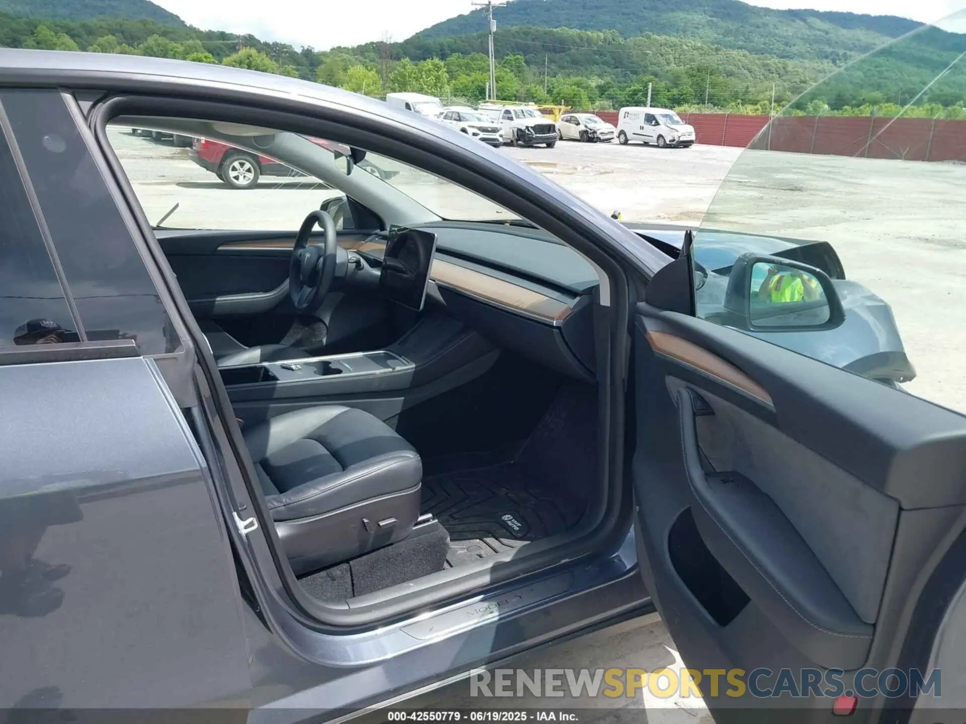 5 Photograph of a damaged car 7SAYGDEF5NF534867 TESLA MODEL Y 2022