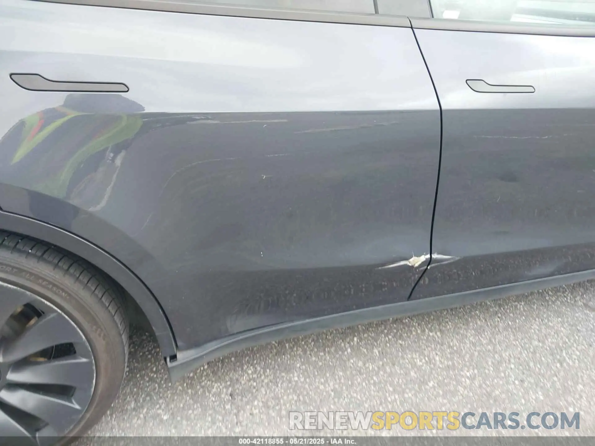 21 Photograph of a damaged car 7SAYGDEF5NF544542 TESLA MODEL Y 2022