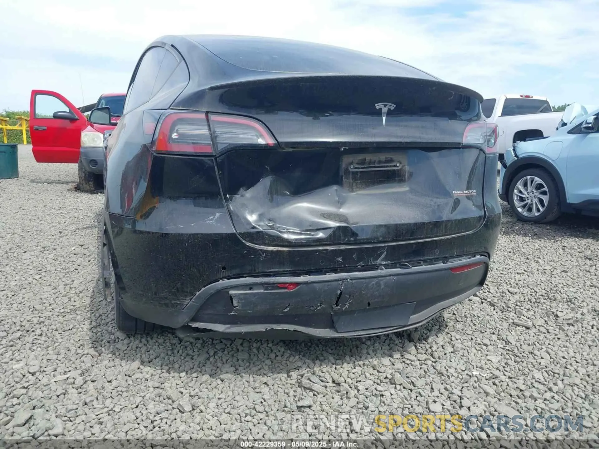 6 Photograph of a damaged car 7SAYGDEF5NF546680 TESLA MODEL Y 2022