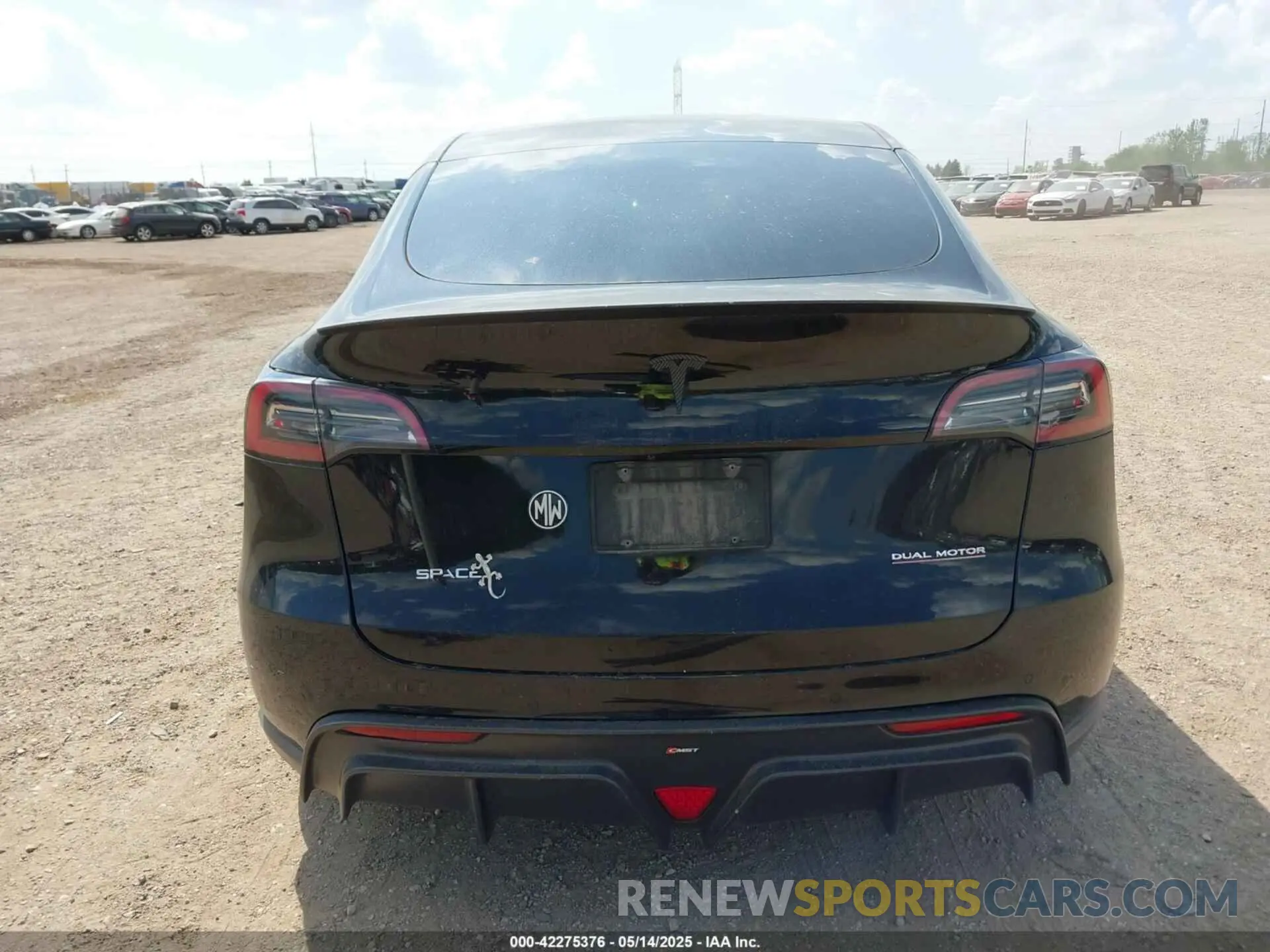 17 Photograph of a damaged car 7SAYGDEF6NF320695 TESLA MODEL Y 2022