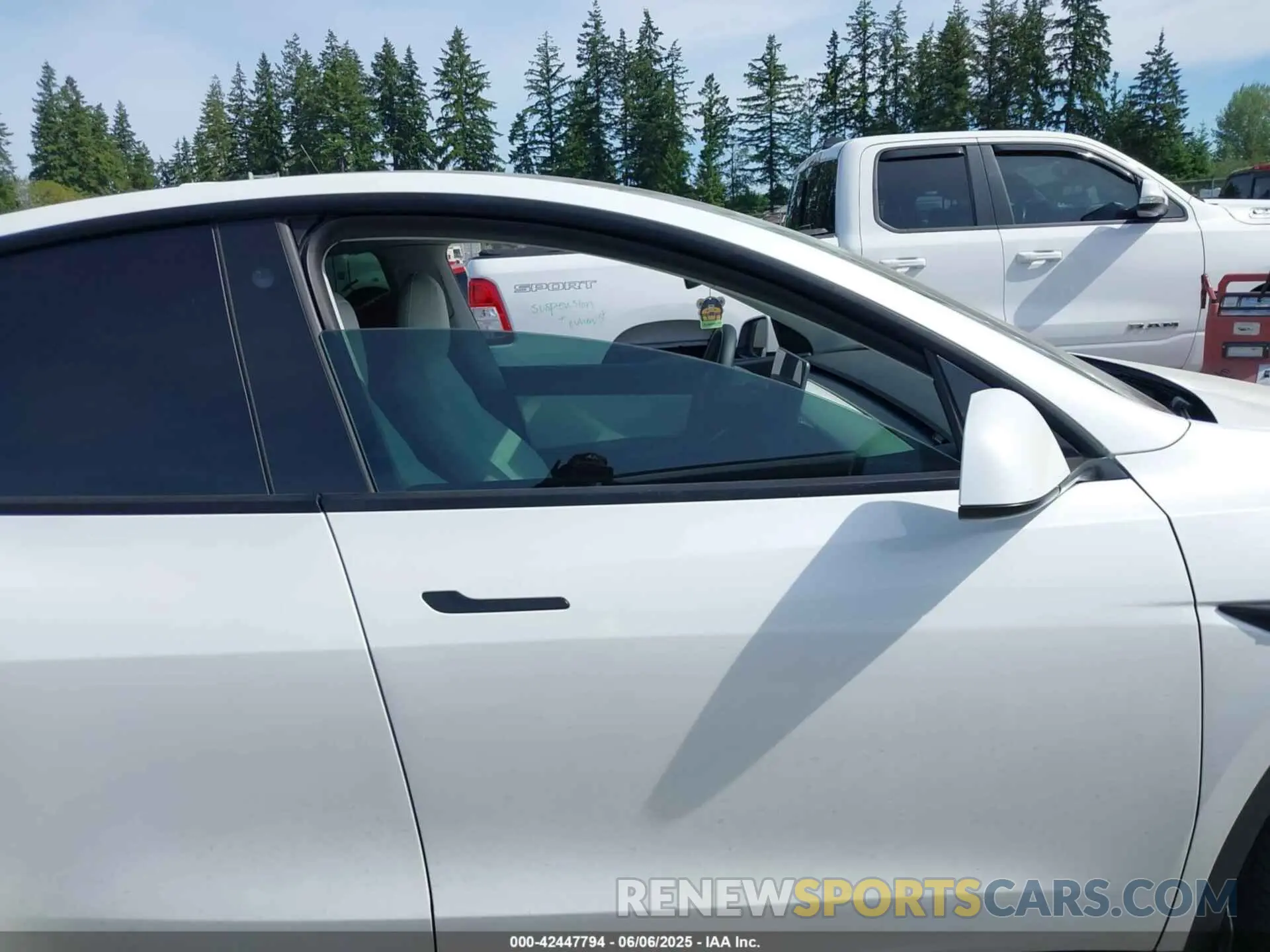 13 Photograph of a damaged car 7SAYGDEF6NF340932 TESLA MODEL Y 2022