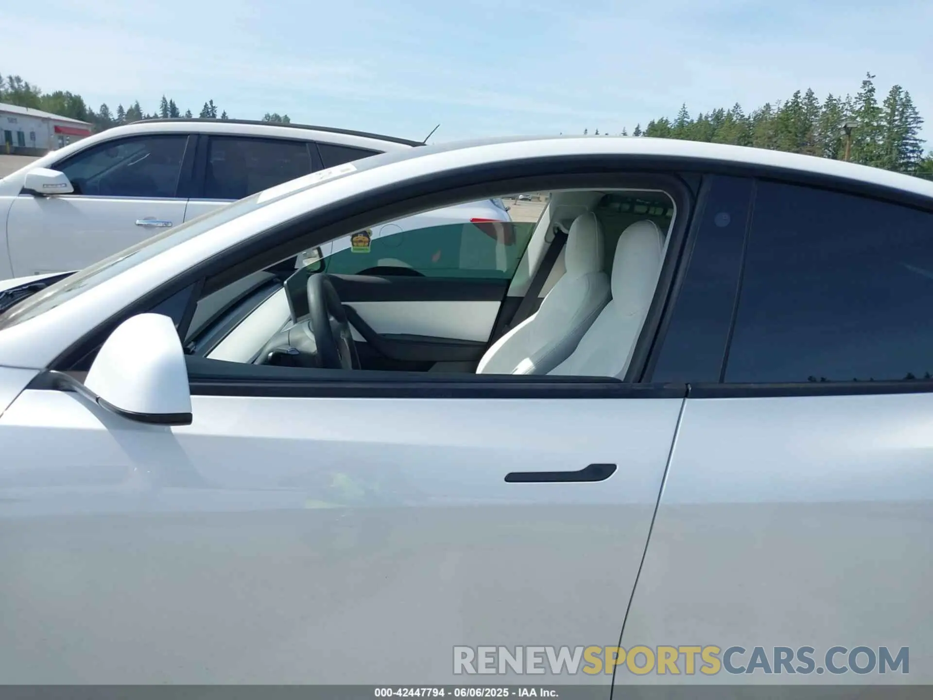 14 Photograph of a damaged car 7SAYGDEF6NF340932 TESLA MODEL Y 2022