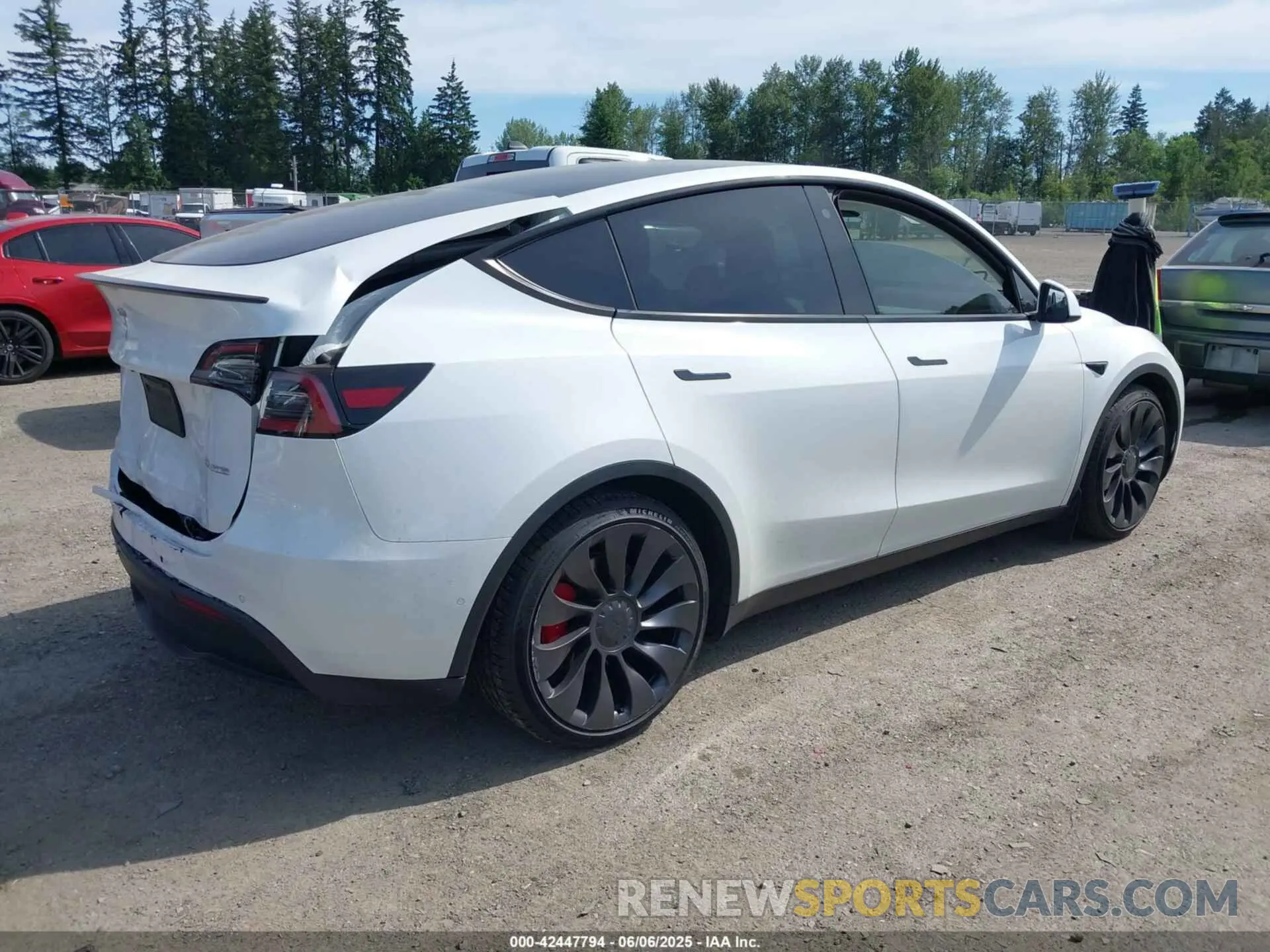 4 Photograph of a damaged car 7SAYGDEF6NF340932 TESLA MODEL Y 2022