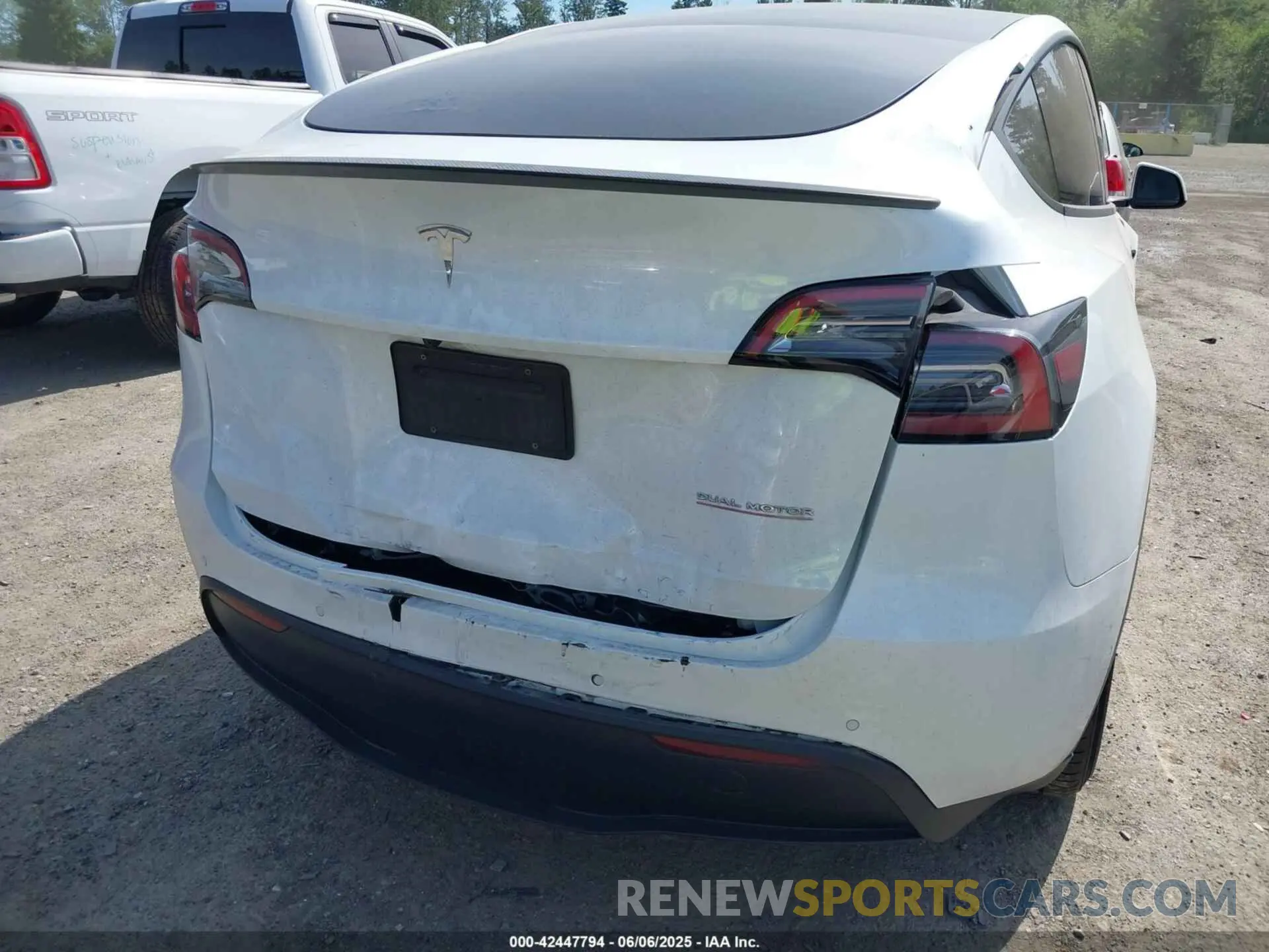 6 Photograph of a damaged car 7SAYGDEF6NF340932 TESLA MODEL Y 2022