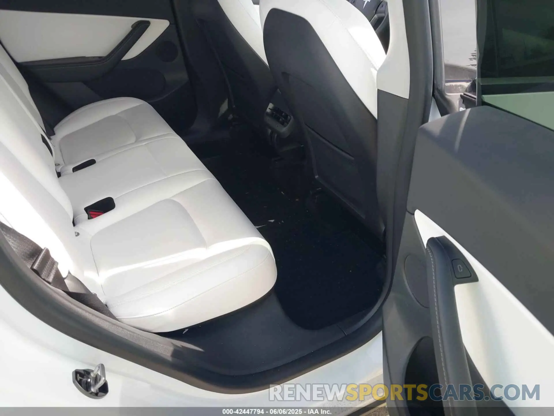 8 Photograph of a damaged car 7SAYGDEF6NF340932 TESLA MODEL Y 2022