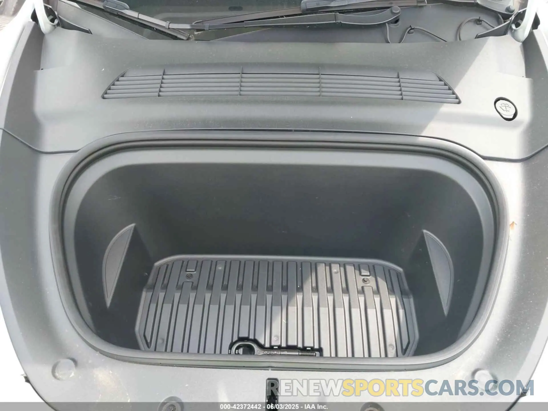 10 Photograph of a damaged car 7SAYGDEF6NF369475 TESLA MODEL Y 2022