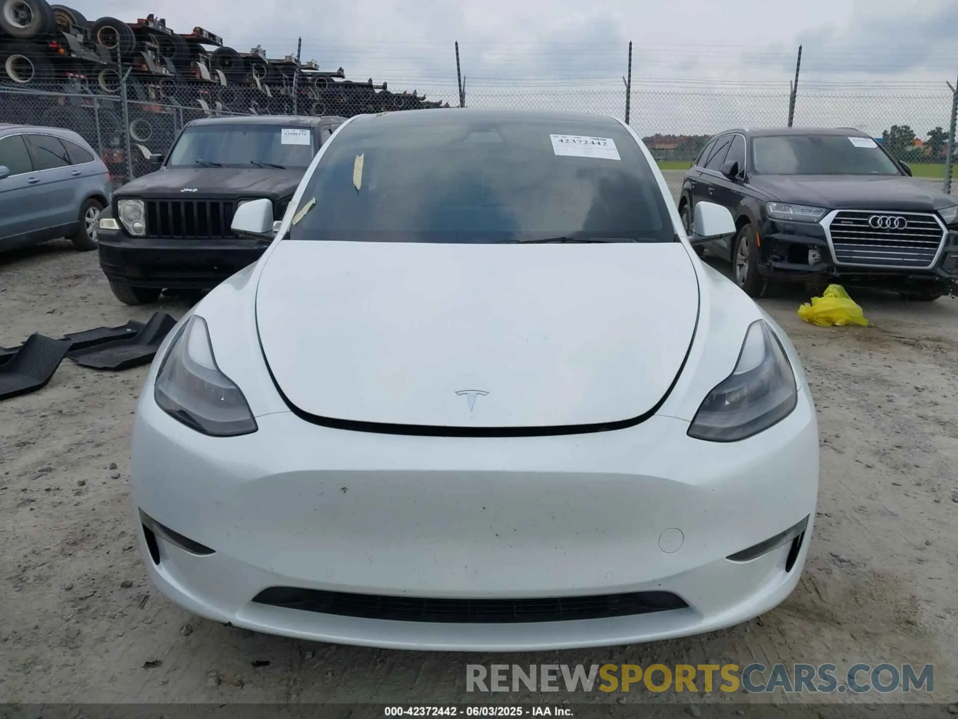 12 Photograph of a damaged car 7SAYGDEF6NF369475 TESLA MODEL Y 2022