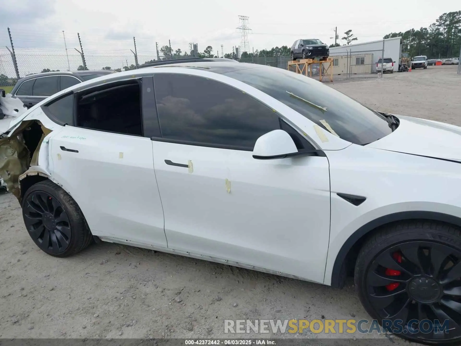 13 Photograph of a damaged car 7SAYGDEF6NF369475 TESLA MODEL Y 2022