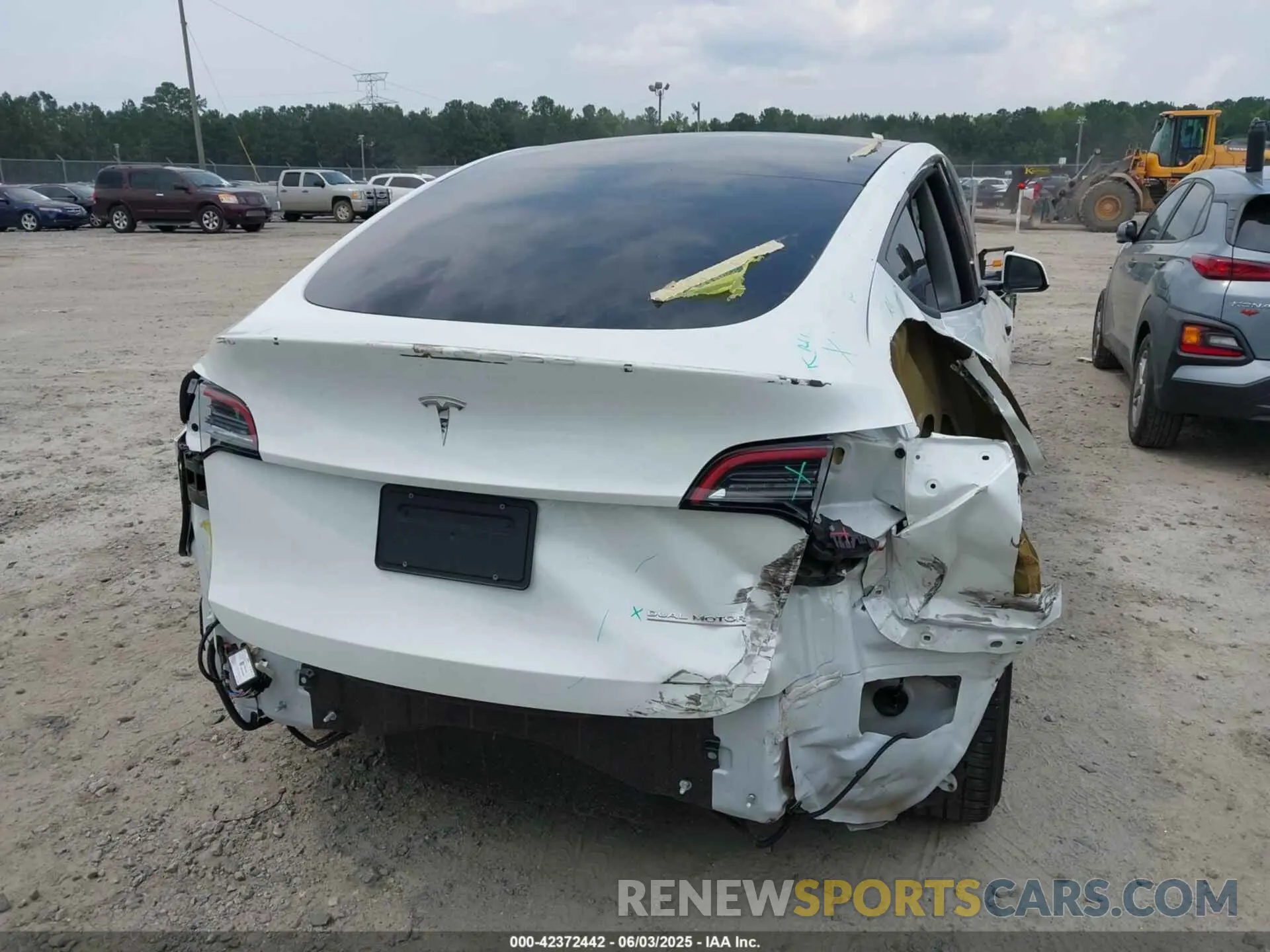 16 Photograph of a damaged car 7SAYGDEF6NF369475 TESLA MODEL Y 2022