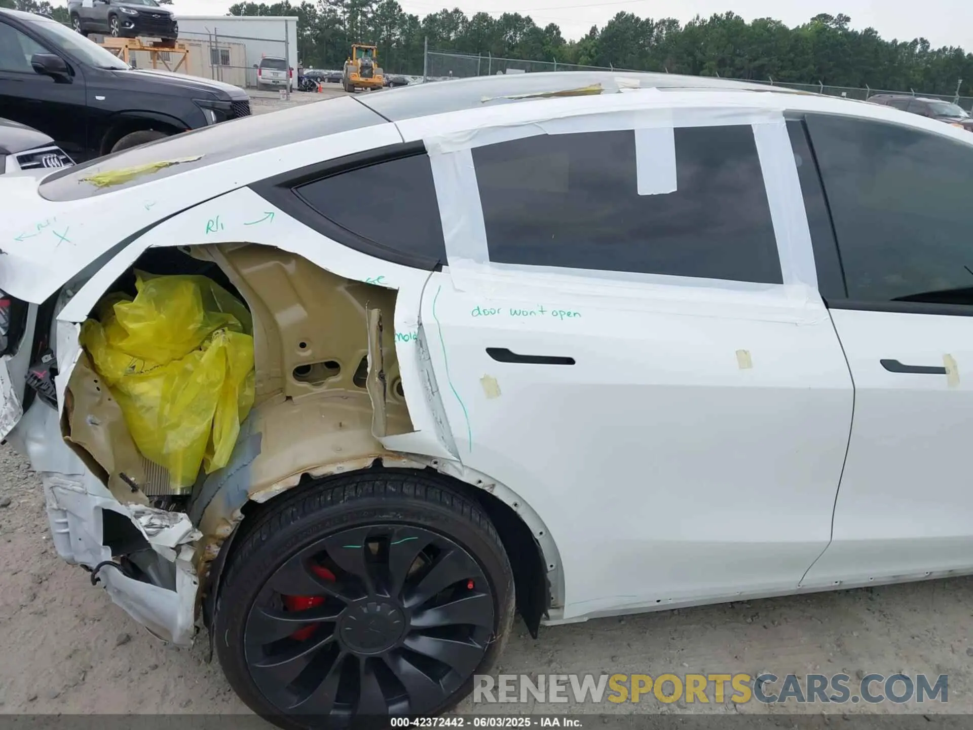 6 Photograph of a damaged car 7SAYGDEF6NF369475 TESLA MODEL Y 2022
