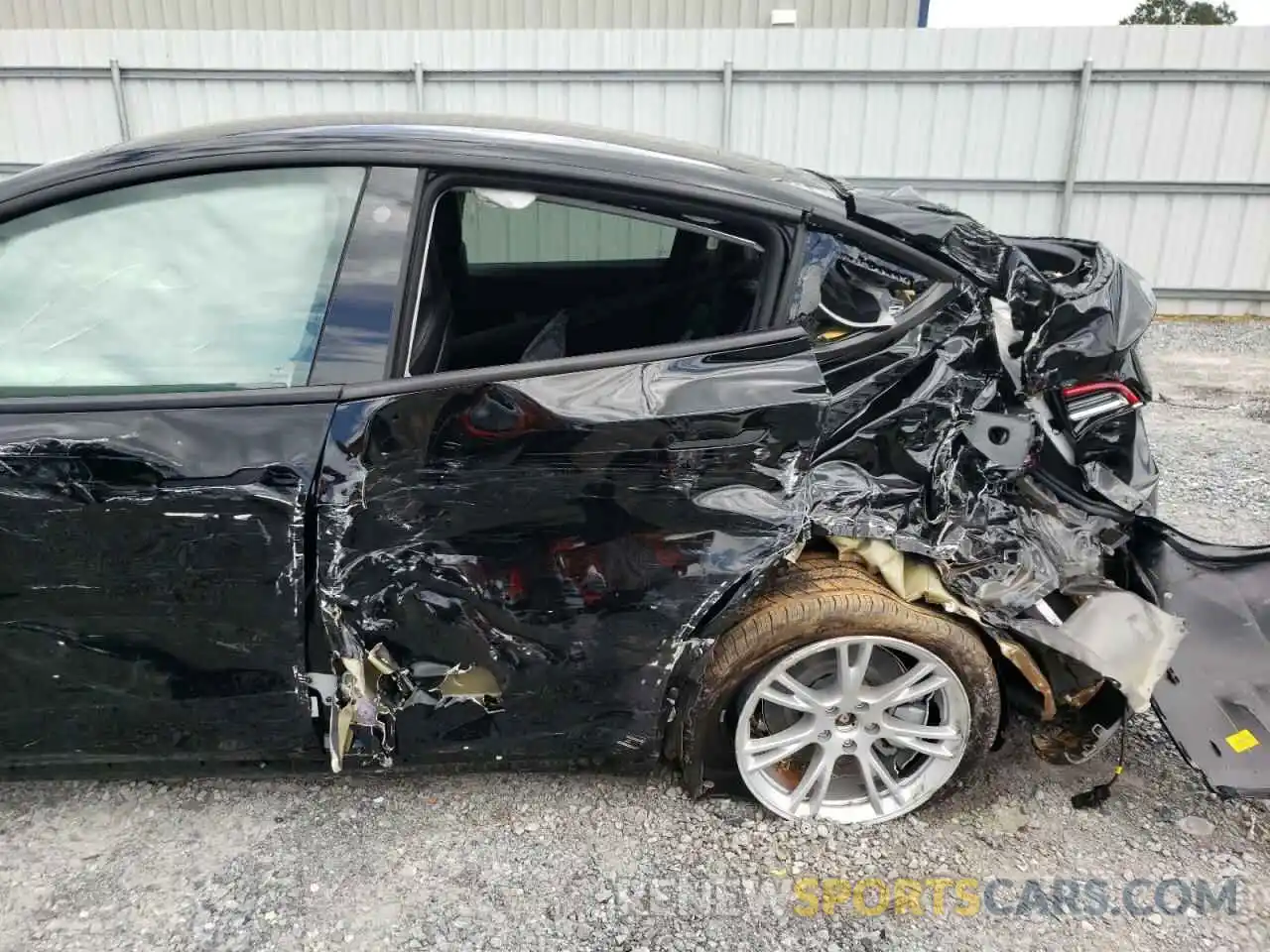 10 Photograph of a damaged car 7SAYGDEF6NF372778 TESLA MODEL Y 2022