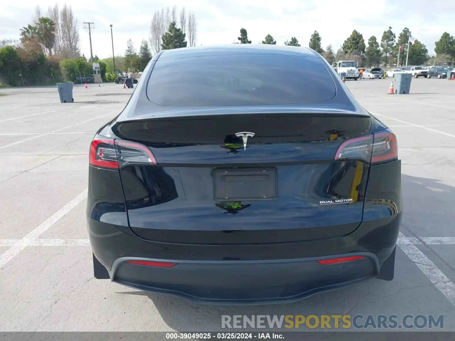 15 Photograph of a damaged car 7SAYGDEF6NF414995 TESLA MODEL Y 2022