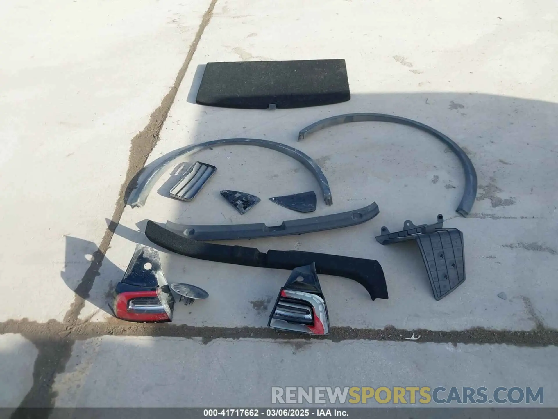 12 Photograph of a damaged car 7SAYGDEF6NF532027 TESLA MODEL Y 2022