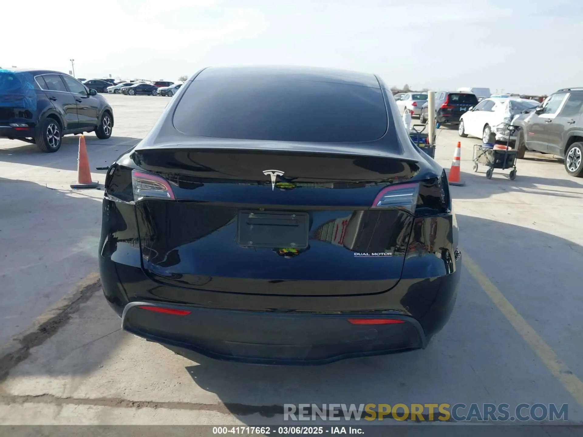 17 Photograph of a damaged car 7SAYGDEF6NF532027 TESLA MODEL Y 2022