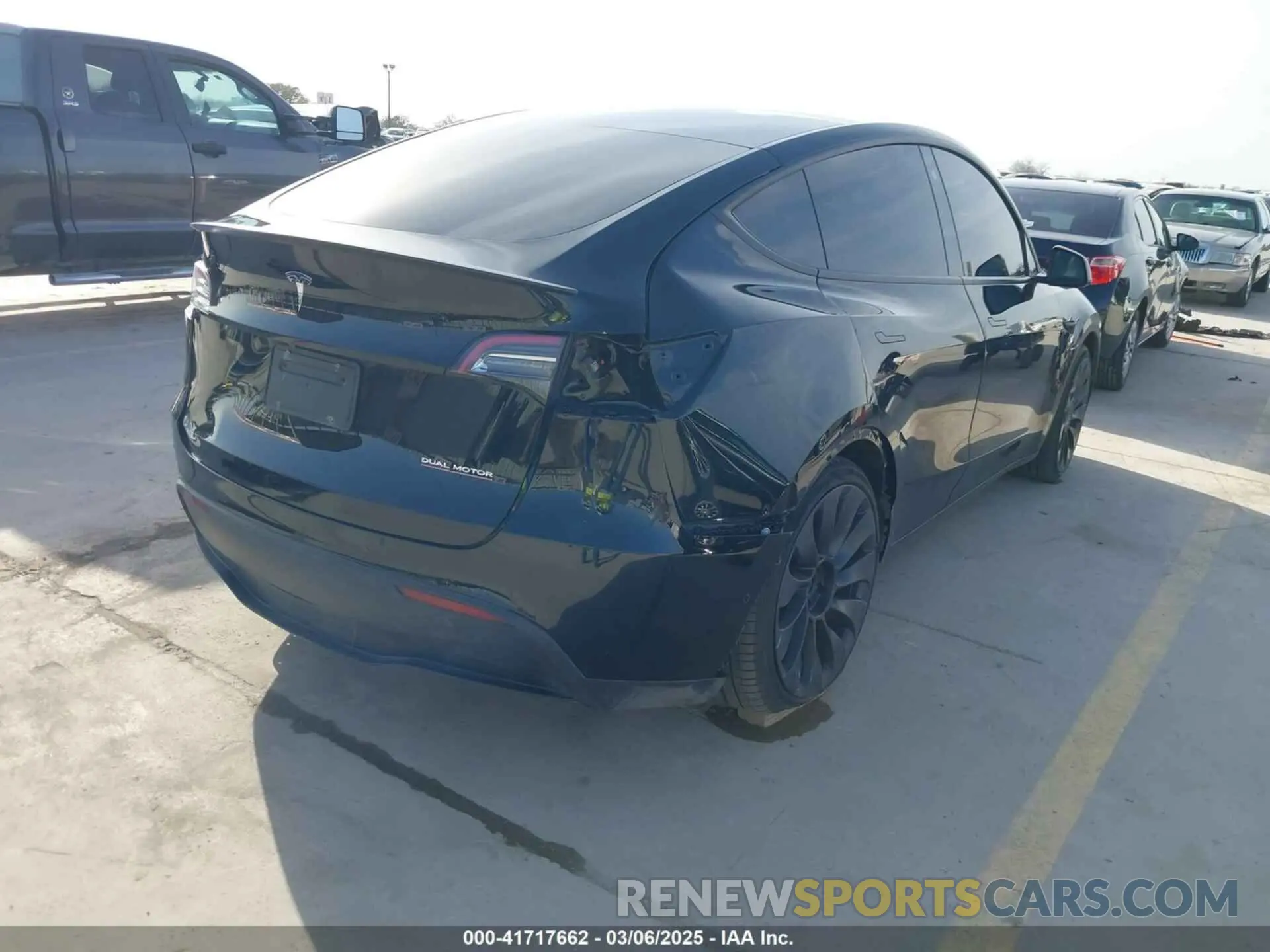 4 Photograph of a damaged car 7SAYGDEF6NF532027 TESLA MODEL Y 2022