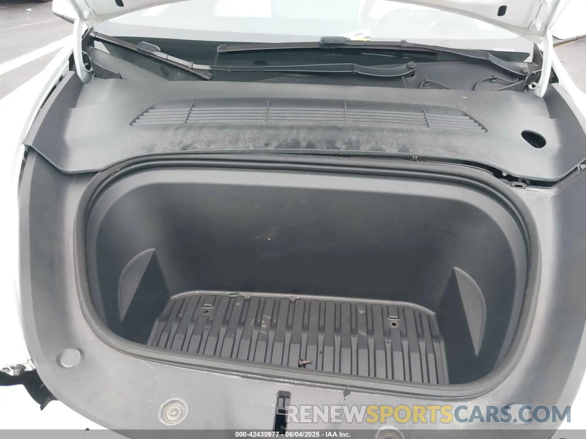 10 Photograph of a damaged car 7SAYGDEF6NF545862 TESLA MODEL Y 2022