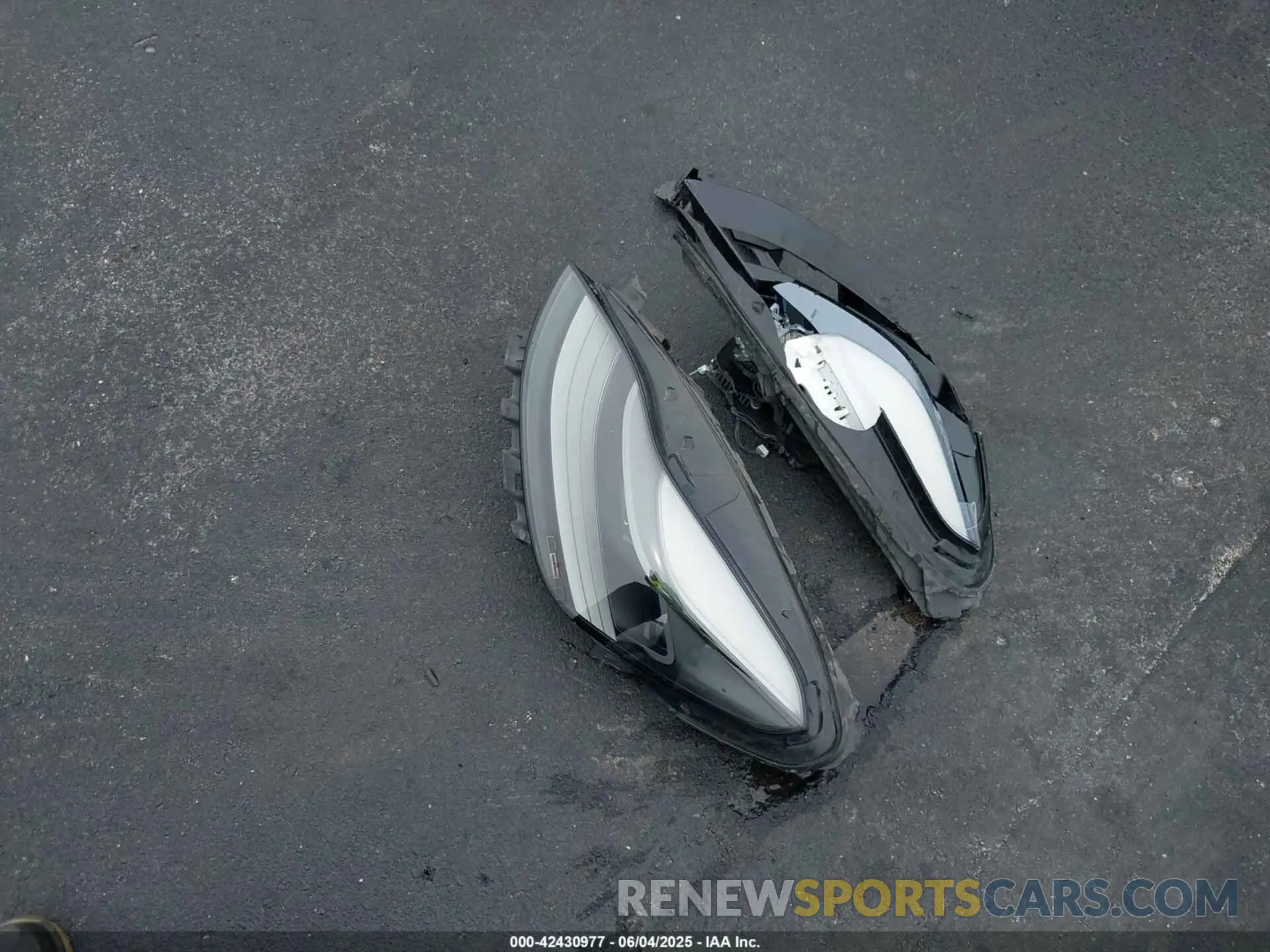11 Photograph of a damaged car 7SAYGDEF6NF545862 TESLA MODEL Y 2022