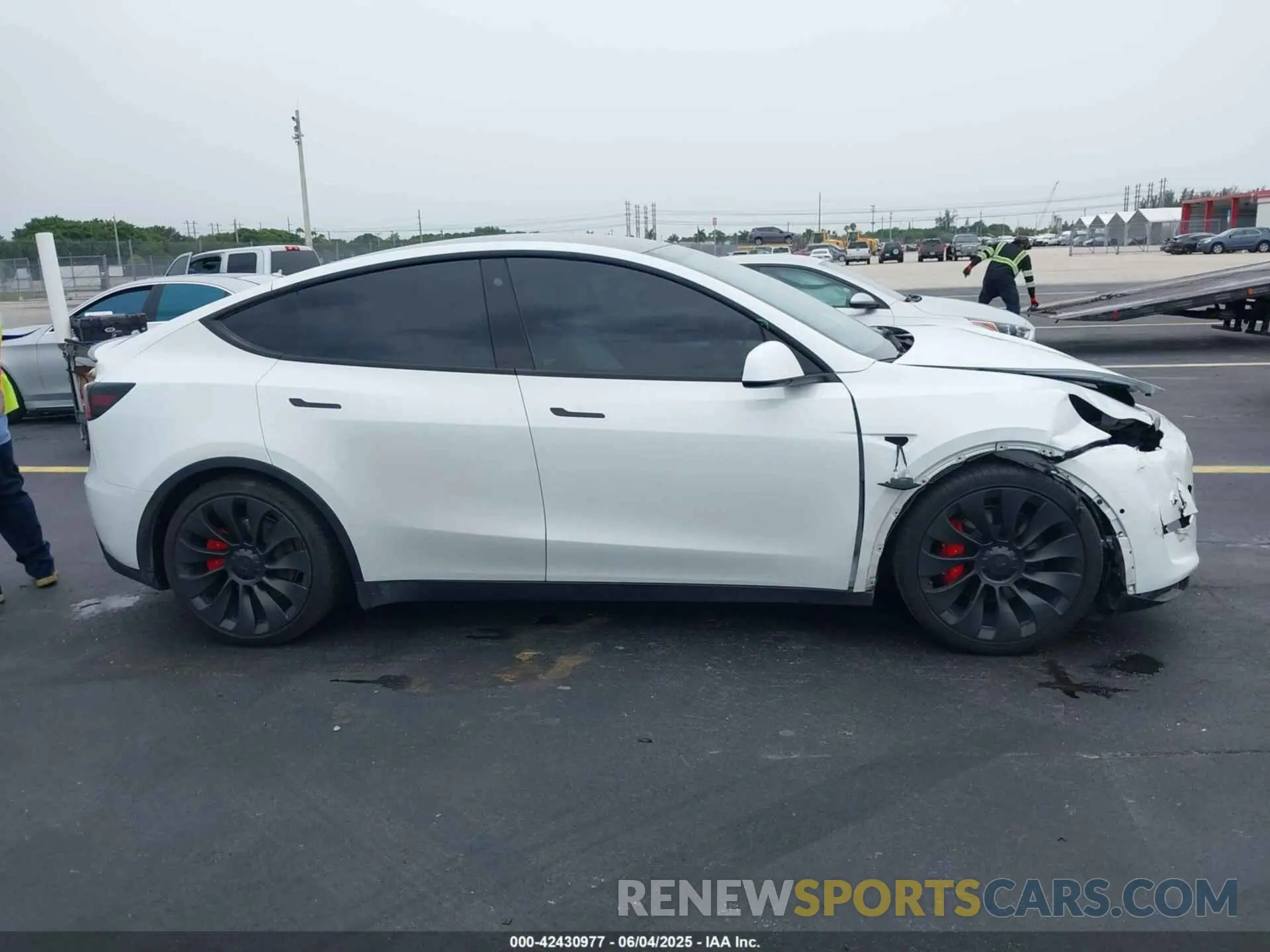 13 Photograph of a damaged car 7SAYGDEF6NF545862 TESLA MODEL Y 2022